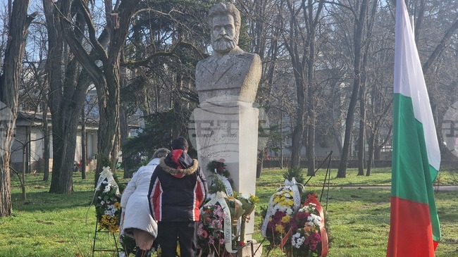 Стихове и патриотични песни прозвучаха пред паметника на Ботев в Разград по повод 178-ата годишнина от рождението му