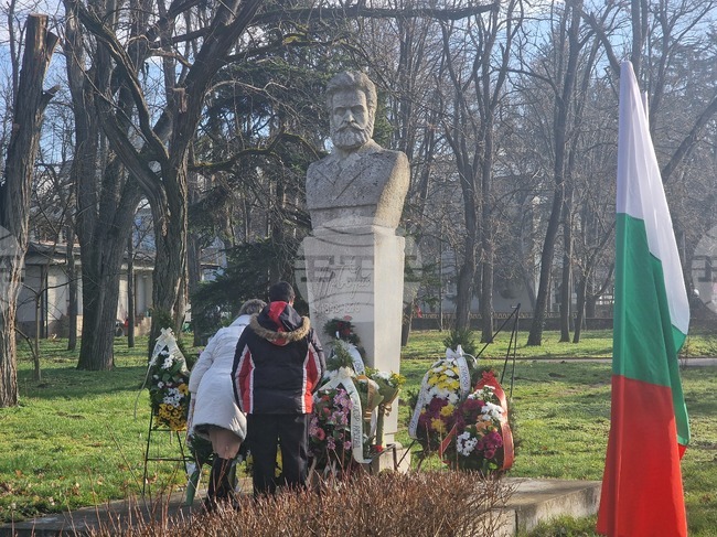 Стихове и патриотични песни прозвучаха пред паметника на Ботев в Разград по повод 178-ата годишнина от рождението му