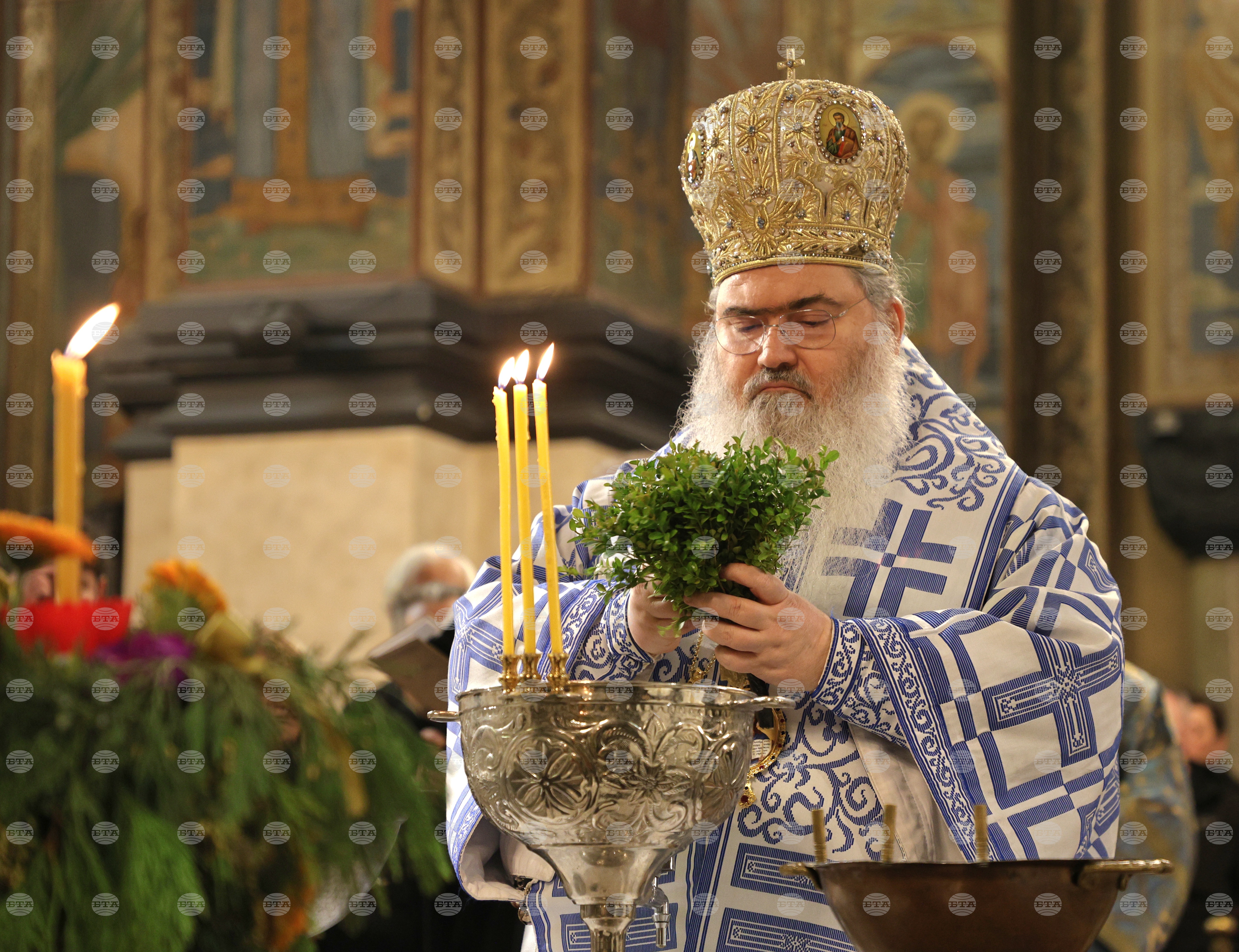 Богоявление ни дава заповед да отхвърлим нечестието и да живеем праведно, каза Варненският митрополит Йоан