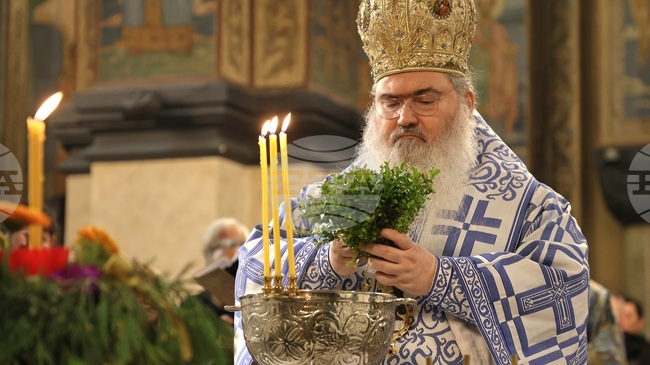 Богоявление ни дава заповед да отхвърлим нечестието и да живеем праведно, каза Варненският митрополит Йоан