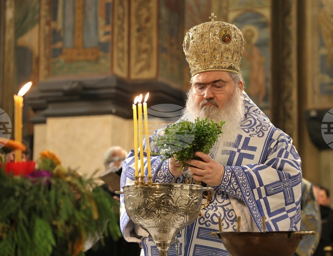 Богоявление ни дава заповед да отхвърлим нечестието и да живеем праведно, каза Варненският митрополит Йоан