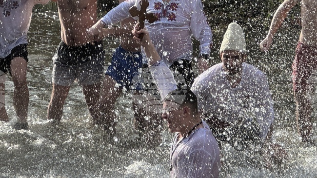 Почти 40 млади мъже се хвърлиха във водите на Старата река в Казанлък за "спасяването" на богоявленския кръст