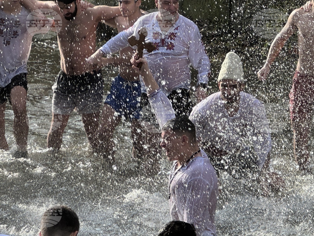 Почти 40 млади мъже се хвърлиха във водите на Старата река в Казанлък за "спасяването" на богоявленския кръст