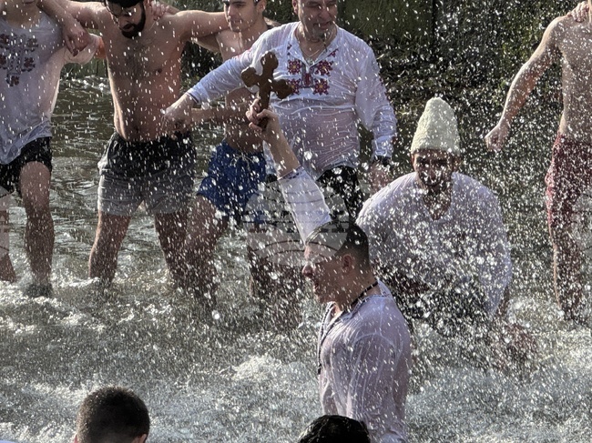 Почти 40 млади мъже се хвърлиха във водите на Старата река в Казанлък за "спасяването" на богоявленския кръст