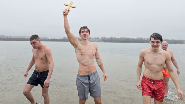 Ивайло Йорданов извади богоявленския кръст от водите на река Дунав край Свищов за втора поредна година