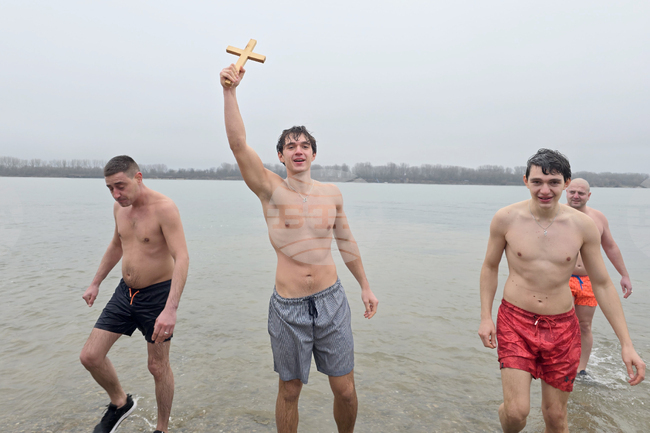 Ивайло Йорданов извади богоявленския кръст от водите на река Дунав край Свищов за втора поредна година