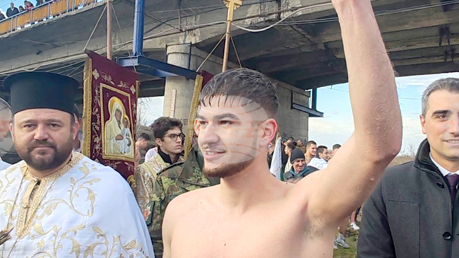 Студентът Александър Тодоров извади богоявленския кръст от водите на река Марица в Пазарджик
