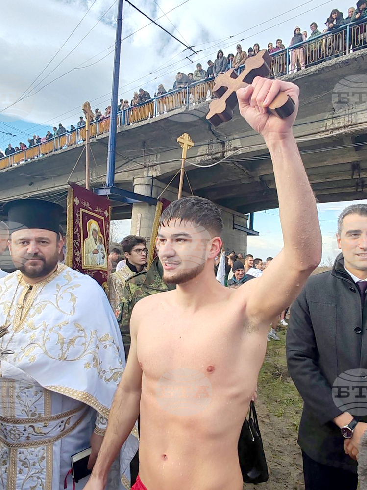 Студентът Александър Тодоров извади богоявленския кръст от водите на река Марица в Пазарджик