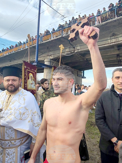 Студентът Александър Тодоров извади богоявленския кръст от водите на река Марица в Пазарджик