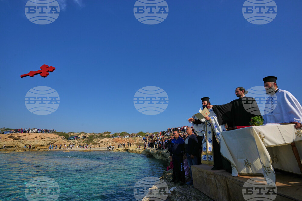 Кипърец е задържан за кражба на кръста, който извадил от водите в пристанищния град Лимасол 