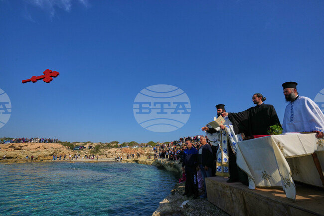 Кипърец е задържан за кражба на кръста, който извадил от водите в пристанищния град Лимасол 