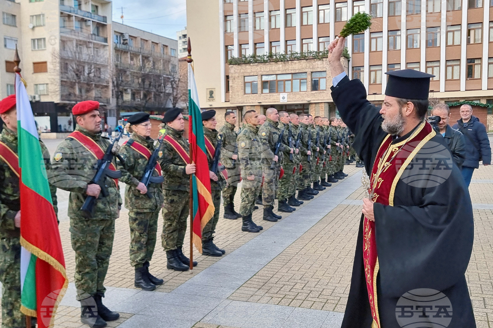Тържествено осветиха бойните знамена в Хасково