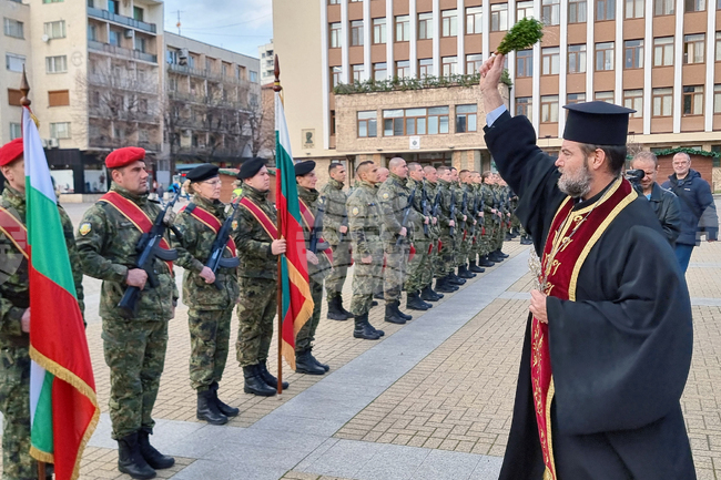 Тържествено осветиха бойните знамена в Хасково