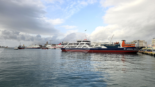 Гръцки моряци стачкуват с искане за евакуация на техни колеги от района на Близкия Изток