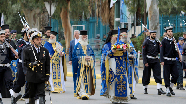 С водосвет и хвърляне на кръста в морето на гръцкото пристанище Пирея беше отпразнувано Богоявление