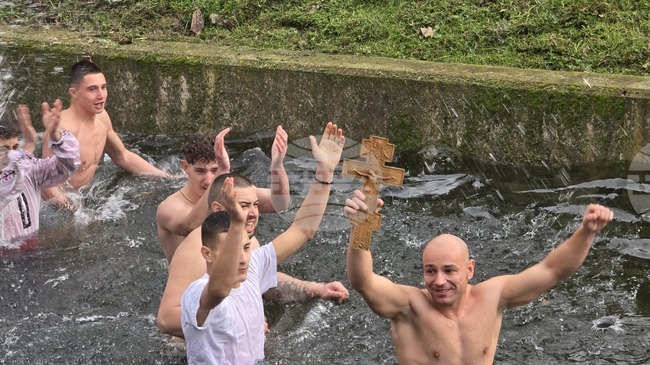 Хората да правят добро и ще им се връща добро, е посланието на Коста Гамов, който извади богоявленския кръст в Сливен