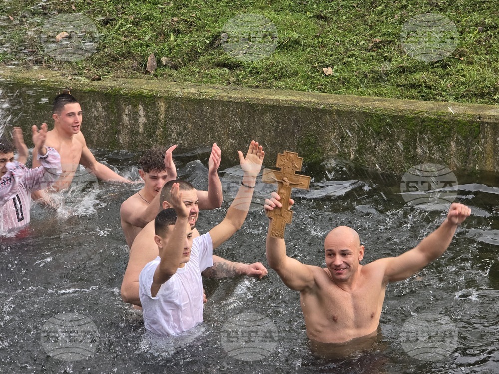 Хората да правят добро и ще им се връща добро, е посланието на Коста Гамов, който извади богоявленския кръст в Сливен