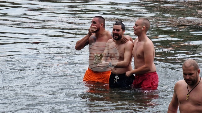 Евгени Зафиров извади богоявленския кръст в Перник