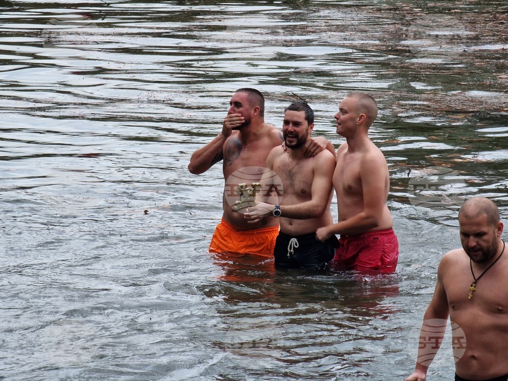 Евгени Зафиров извади богоявленския кръст в Перник