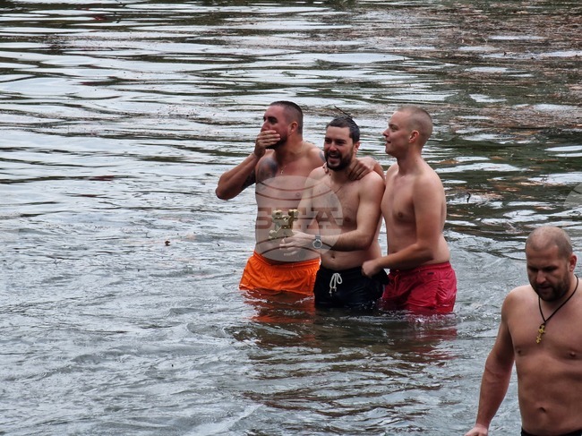 Евгени Зафиров извади богоявленския кръст в Перник