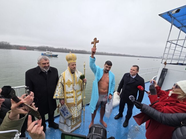 Областна администрация Русе: 31-годишният Теодор Цветков отново извади кръста на Богоявление в Русе