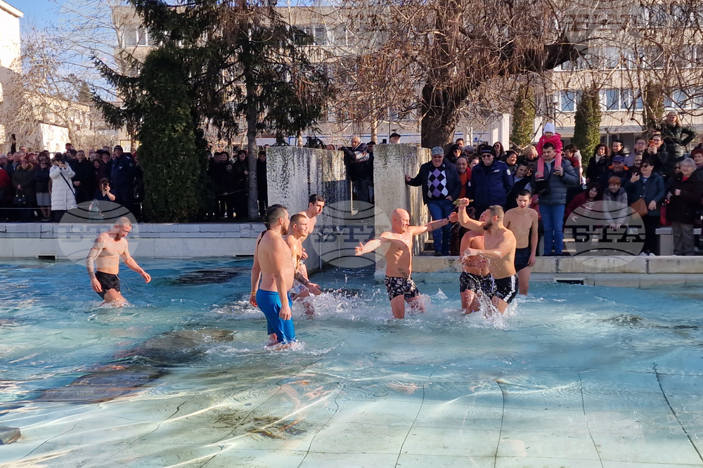Студентът Пламен Донев от Търговище извади светия кръст в областния град