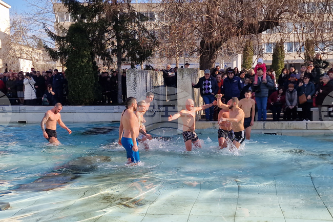 Студентът Пламен Донев от Търговище извади светия кръст в областния град