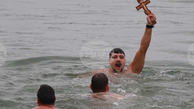 Ултраплувецът Теодор Цветков извади кръста от река Дунав на Богоявление в Русе 