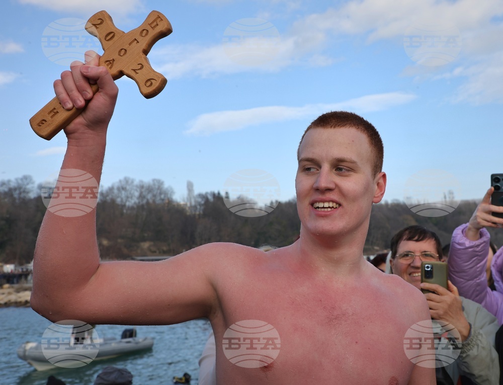 Младеж от Враца извади богоявленския кръст във Варна