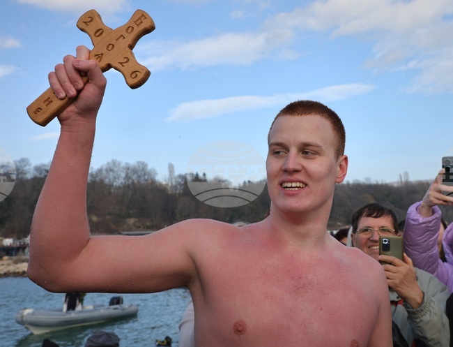 Младеж от Враца извади богоявленския кръст във Варна