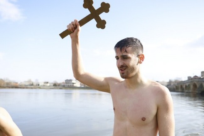 Община Свиленград: Футболистът Калоян Пехливанов спаси кръста на Богоявление в Свиленград