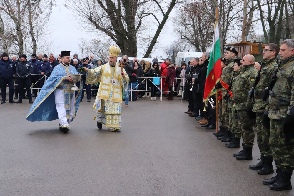 Областна администрация Русе: Тържествен богоявленски водосвет на бойните знамена бе извършен днес в Русе
