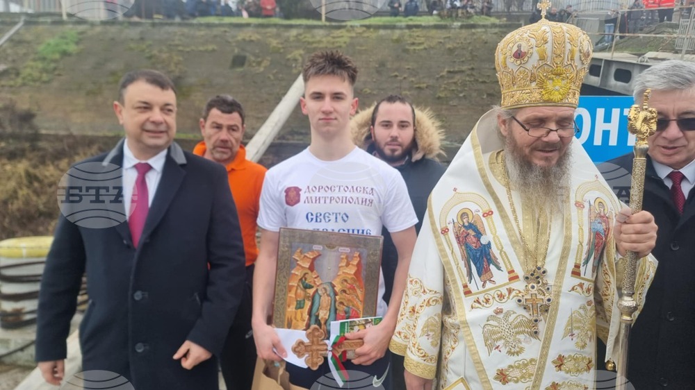 Ученик от местната природоматематическа гимназия извади богоявленския кръст от водите на Дунав край Силистра