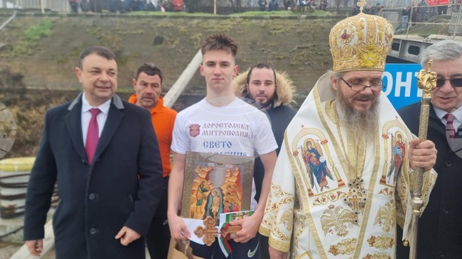 Ученик от местната природоматематическа гимназия извади богоявленския кръст от водите на Дунав край Силистра