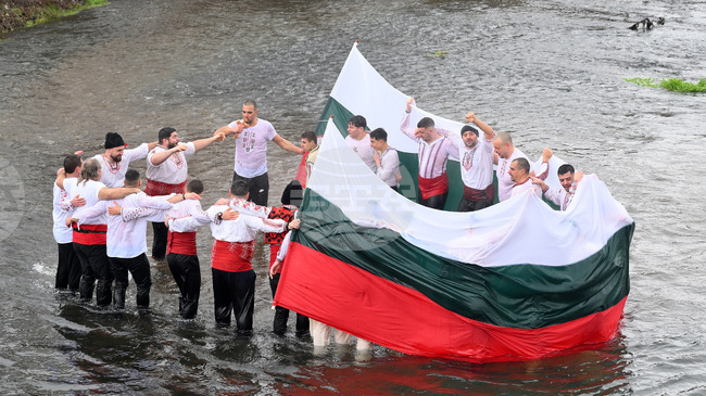 С мъжко хоро във водите на река Огоста отбелязаха Йордановден в Монтана