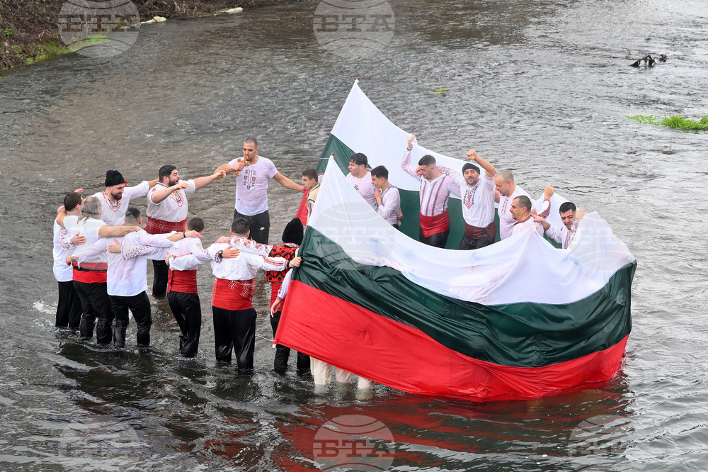 С мъжко хоро във водите на река Огоста отбелязаха Йордановден в Монтана