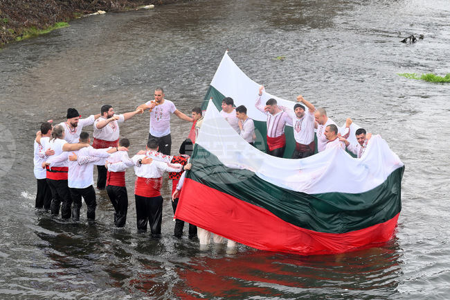 С мъжко хоро във водите на река Огоста отбелязаха Йордановден в Монтана