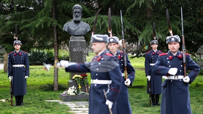 С поднасяне на венци и с гвардейския представителен духов оркестър бяха отбелязани 178 г. от рождението на Христо Ботев в София