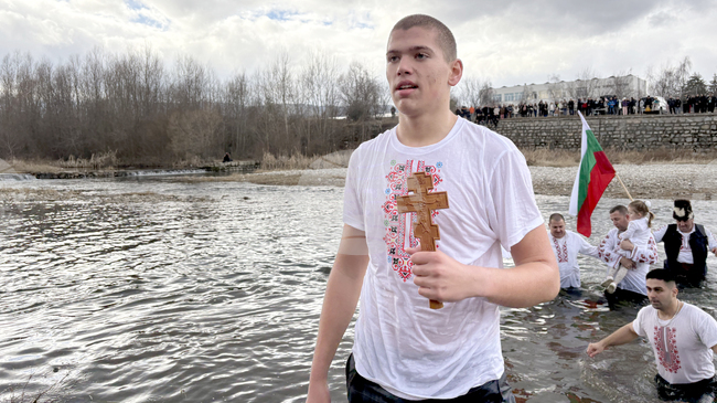 Деветокласникът Ангел Тренчев извади богоявленския кръст тази година в Самоков