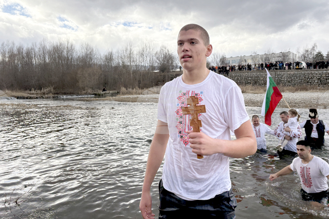 Деветокласникът Ангел Тренчев извади богоявленския кръст тази година в Самоков
