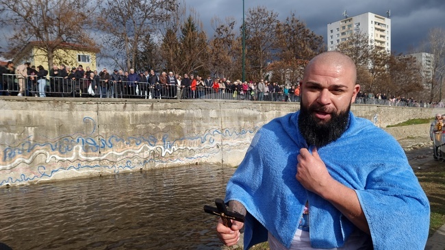 Велизар Георгиев извади богоявленския кръст от водите на река Банщица в Кюстендил