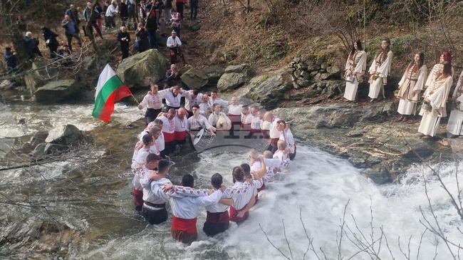 Мълчано мъжко хоро беше изиграно във водите на река Мъглижка на Богоявление