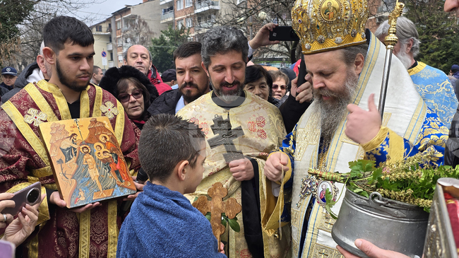 Богоявление е празникът, при който за първи път пред хората се откриват трите лица на Светата Троица, каза Неврокопският митрополит Серафим