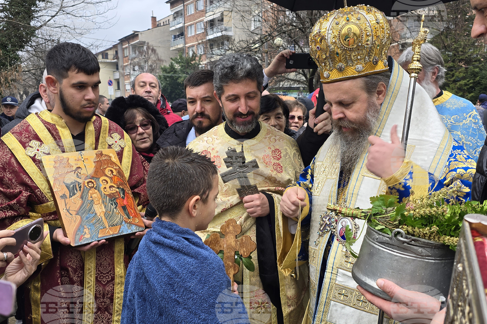 Богоявление е празникът, при който за първи път пред хората се откриват трите лица на Светата Троица, каза Неврокопският митрополит Серафим