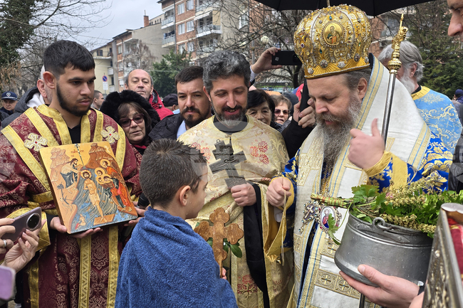 Богоявление е празникът, при който за първи път пред хората се откриват трите лица на Светата Троица, каза Неврокопският митрополит Серафим