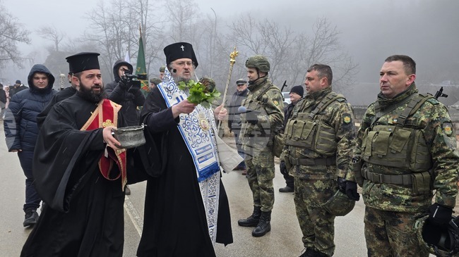 Врачанският митрополит Григорий освети бойните знамена на Военно формирование 54 990