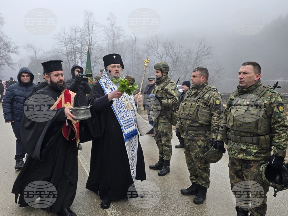 Врачанският митрополит Григорий освети бойните знамена на Военно формирование 54 990