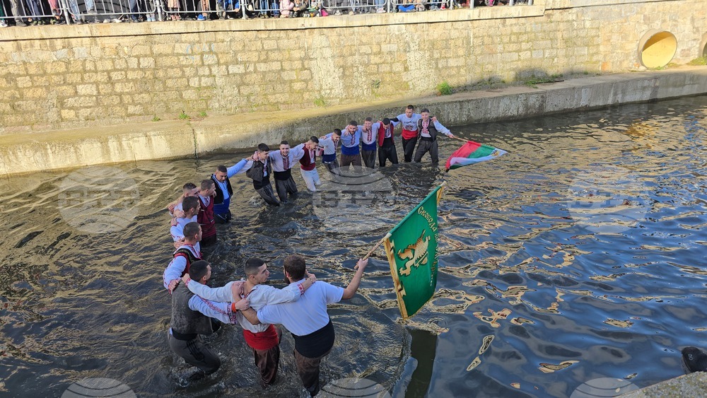 В Панагюрище хвърлиха три пъти кръста в река Луда Яна