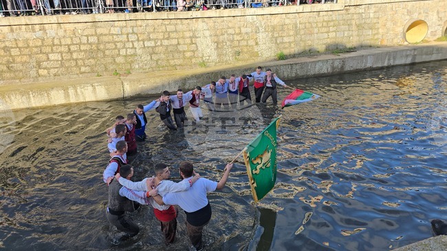 В Панагюрище хвърлиха три пъти кръста в река Луда Яна