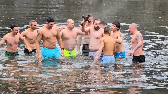 Богоявленският кръст в Ловеч бе изваден от 23-годишния рехабилитатор Михаил Велчевски